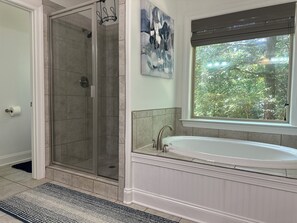 Shower, hair dryer, towels, soap - 10% Discount for Ole Miss Parents with 3 Night Booking (Oxford)