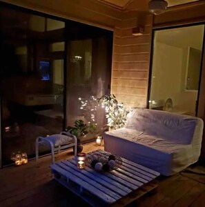 Spa - Waterfront newly remodeled home with a hot tub! (Lakehills)