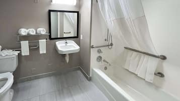 Ein modernes Badezimmer mit Toilette, Waschbecken und Badewanne.
