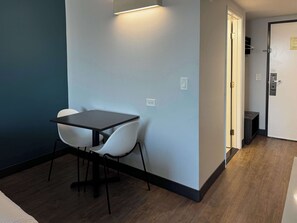 Blackout curtains, free WiFi, bed sheets, wheelchair access - Studio 6 Carson, CA (Carson)