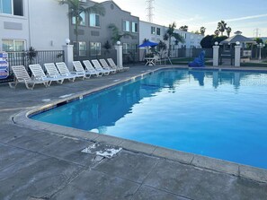 Seasonal outdoor pool - Studio 6 Carson, CA (Carson)