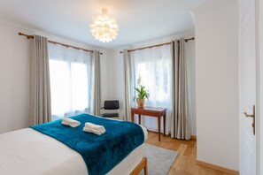 3 sovrum, skrivbord, strykjärn/strykbräda och resesäng