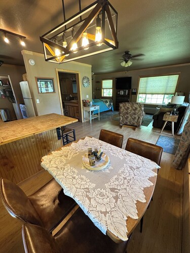 Studio type cabin with access to use of private park on the banks of the Animas.