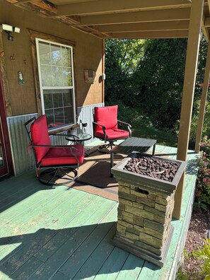 Terrace/patio - Studio type cabin with access to use of private park on the banks of the Animas. (Aztec)