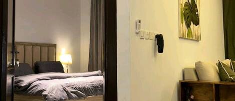 1 slaapkamer, een strijkplank/strijkijzer