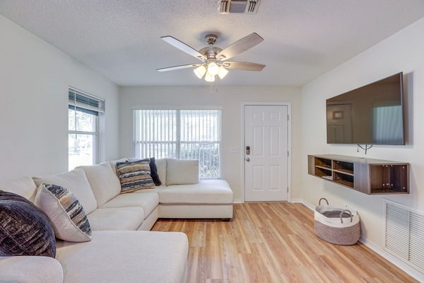 Williston Vacation Rental | 2BR | 2BA | 720 Sq Ft | 1 Step Required