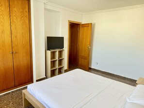 2 bedrooms, desk, iron/ironing board, travel crib - Complete Attic Having Everything to Enjoy Valencia's sun in the Terrace! (Valencia)