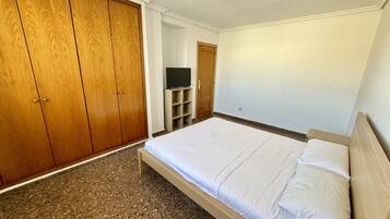 2 slaapkamers, een bureau, een strijkplank/strijkijzer, reisbedje