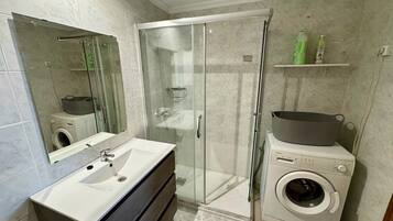 Douche, bidet, serviettes fournies, papier toilette