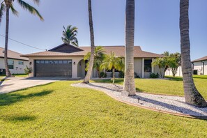 Exterior - Hot Tub & Pool: ‘Coconut Palms’ in Cape Coral (Cape Coral)