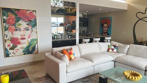 Uma sala de estar moderna com um sofá, uma mesa de centro e um tapete colorido.
