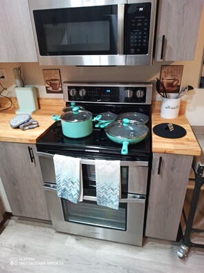 Fridge, microwave, oven, stovetop - Coastal Blue: Minutes to Cedar Point and Sports Complex! Sleeps 10 (Sandusky)