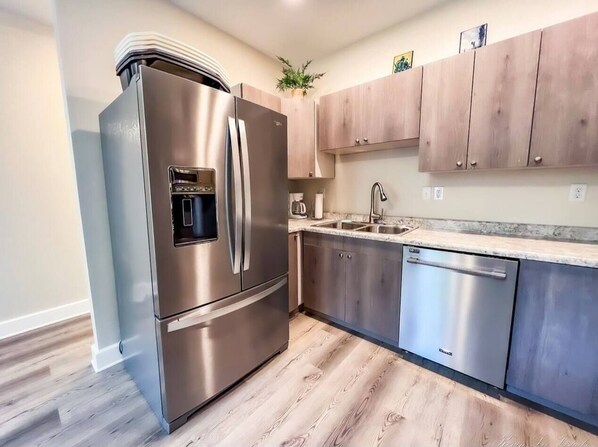 Frigorífico, microondas, horno y placa de cocina