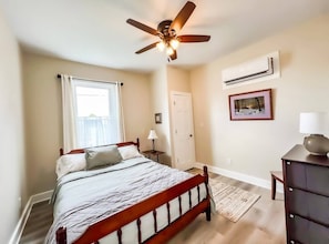 3 habitaciones, tabla de planchar con plancha y cuna de viaje 