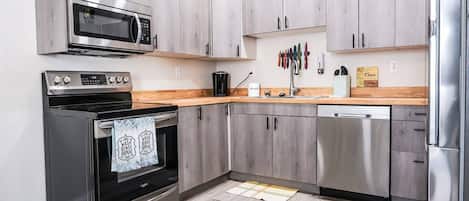 Refrigerador, microondas, horno y parrilla de estufa