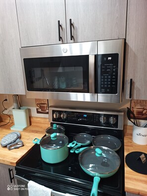 Frigorifero, microonde, forno, piano cottura
