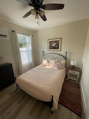 3 Schlafzimmer, Schreibtisch, Bügeleisen/Bügelbrett, Reisekinderbett