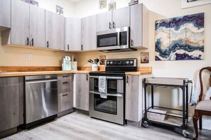 ثلاجة، ميكروويف، فرن، موقد طهي مسطح