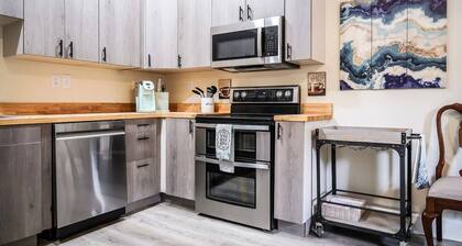 Coastal Purple: Minutes to Cedar Point-Sleeps 9