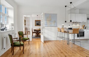 Réfrigérateur, un four, surface de cuisson, lave-vaisselle