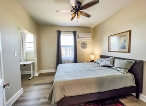 3 habitaciones, escritorio y tabla de planchar con plancha 