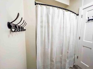 Douche, sèche-cheveux, serviettes fournies