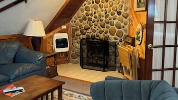 Smart-TV, Kamin, DVD-Player, Bücher