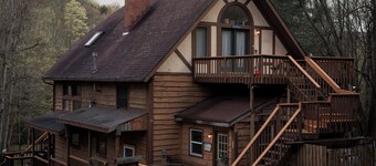 HUGE 3 Home Lodge For Large Groups, Lots of Space For Entertaining & Privacy!