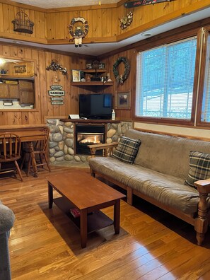 تلفزيون ذكي، مدفأة، مشغل دي في دي، كُتُب