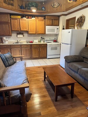 تلفزيون ذكي، مدفأة، مشغل دي في دي، كُتُب