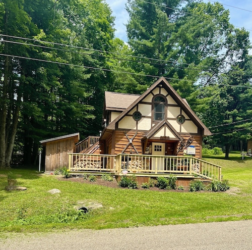 HUGE 3 Home Lodge For Large Groups, Lots of Space For Entertaining & Privacy!