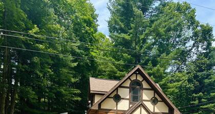 HUGE 3 Home Lodge For Large Groups, Lots of Space For Entertaining & Privacy!