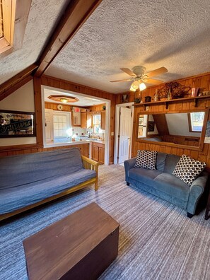 تلفزيون ذكي، مدفأة، مشغل دي في دي، كُتُب