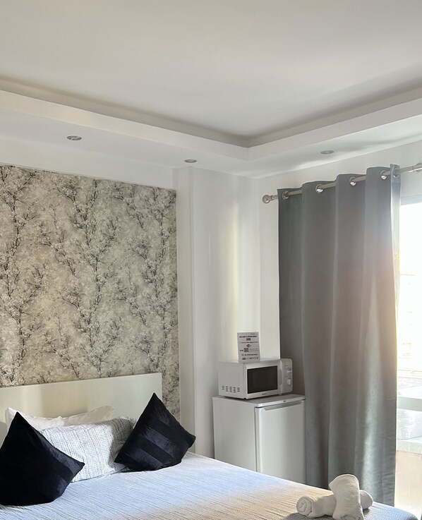 1 bedroom, iron/ironing board, WiFi, bed sheets - Luxpro Suite - Torremolinos City Center (Torremolinos)