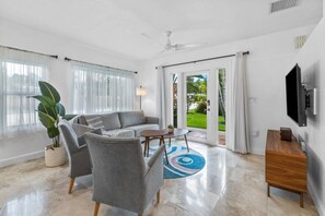 Smart TV - Mid-Century Gem: Pool, Privacy, and Palm Trees (West Palm Beach)