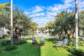Property grounds - Mid-Century Gem: Pool, Privacy, and Palm Trees (West Palm Beach)