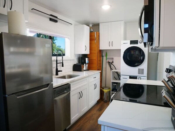 Fridge, microwave, oven, stovetop - ⍋ Fast Wi-Fi ⍋ Workspace ⍋ King Bed (Arvada)