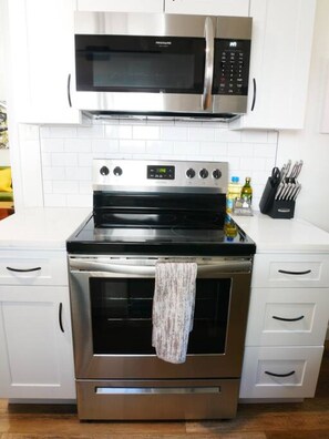 Frigorífico, microondas, horno y placa de cocina
