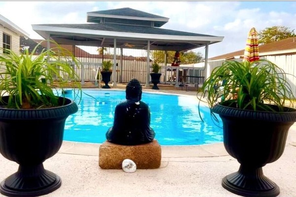 Una piscina al aire libre