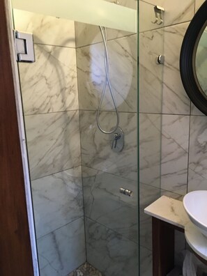 Haartrockner, Handtücher, Seife, Toilettenpapier