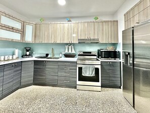 ثلاجة، ميكروويف، فرن، موقد طهي مسطح