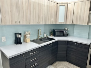 Frigorifero, microonde, forno, piano cottura