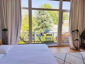 1 slaapkamer, een bureau, een strijkplank/strijkijzer, reisbedje