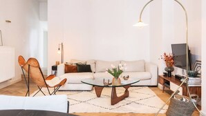 A living room with a sofa, chairs, a coffee table, a floor lamp, and a TV stand. - Traditional chic high ceilings apt w Aircos/Garage (Antwerpen)