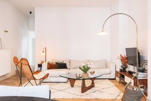 Een televisie, een open haard en een stereo