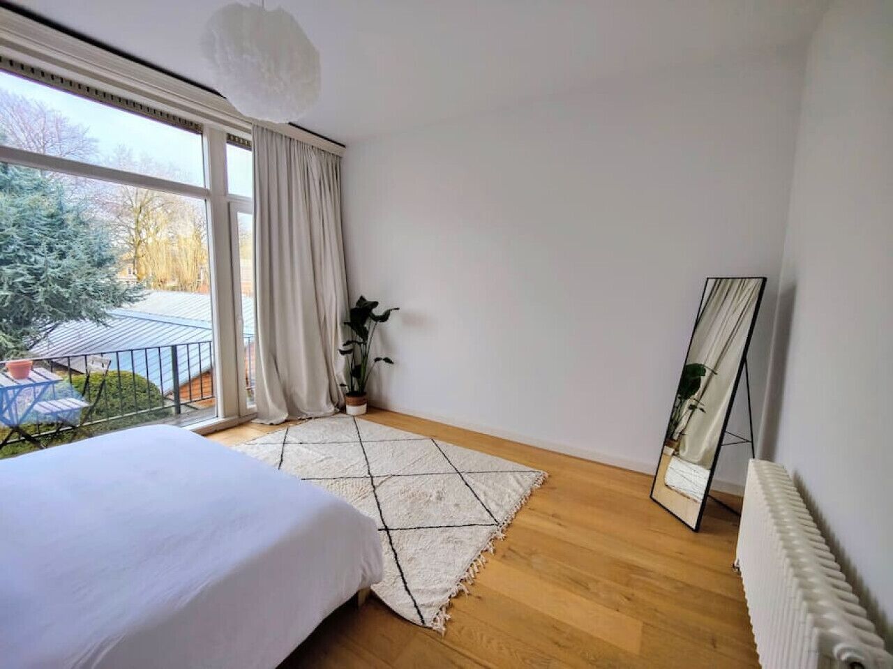 1 soverom, skrivebord, strykejern/-brett og reiseseng for barn