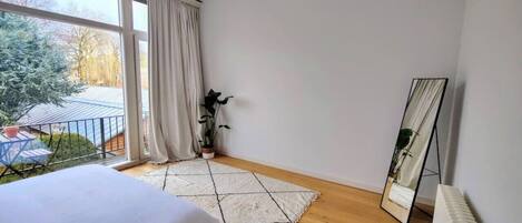 1 soverom, skrivebord, strykejern/-brett og reiseseng for barn