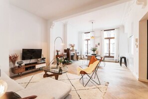Télévision, cheminée, chaîne hi-fi
