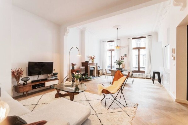 TV, fireplace, stereo