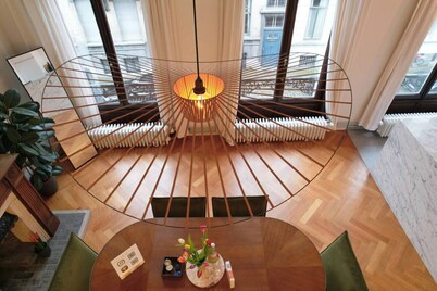 Traditional chic high ceilings apt w Aircos/Garage